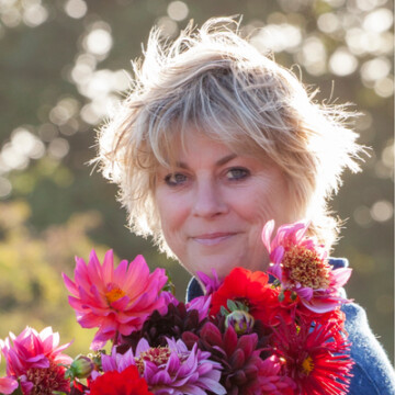 Headshot of Sarah Raven